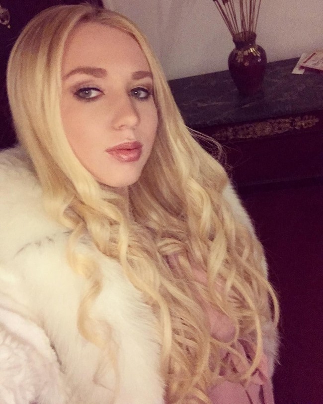 Dia berencana tinggal di Inggris. Sebelum menemukan tempat tetap. Anna dan sang suami Alex King menginap di salah satu villa perkebunan di Salisbury.  Foto: dok. Instagram (@missannawebb)