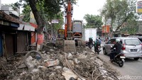 Seperti inilah penampakan Jalan KH Moh Mansyur saat proses pengerjaan saluran air yang memakan jalan di area Jembatan Lima, Jakarta.