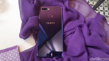 Untuk menghasilkan warna tersebut, OPPO menggunakan teknologi Gradient Spraying Technology. (Foto: detikINET/Virgina Maulita Putri)