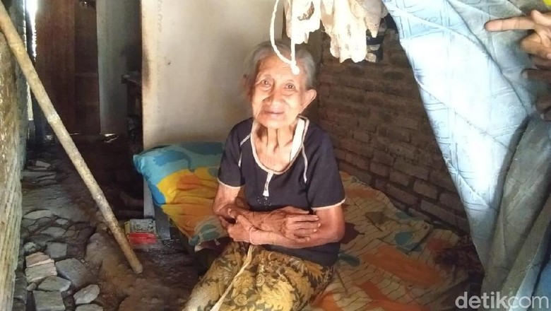 Nenek Kusnari Puluhan Tahun Hidup di Lorong Antara 2 Rumah Warga Nenek Kusnari Puluhan Tahun Hidup di Lorong Antara 2 Rumah Warga