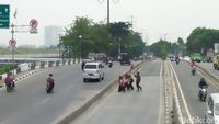 Tukang ojek membantu siswa SD menyebrangi jalan raya. Kondisi ini sangat membahayakan keselamatan