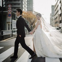 Sementara untuk pernikahannya di Tokyo, Jepang, Silvia yang lahir di Surabaya pada 24 Desember 1992 ini mengenakan gaun pengantin rancangan desainer dunia Elie Saab. Elie Saab merupakan desainer Lebanon yang karyanya sudah dipakai banyak selebriti dan keluarga kerajaan. Foto: Instagram @ silviasiantar