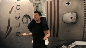 Ia akan menjadi turis pertama yang diterbangkan SpaceX ke bulan nantinya. Foto: Twitter/elonmusk