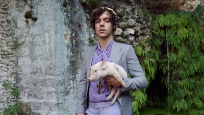 Gaya Necis Harry Styles yang Mesra-Mesraan dengan Babi di Iklan Gucci