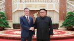 Foto: Pelukan Hangat Kim Jong Un dan Presiden Korsel