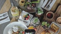 Ini makanan yang disantap Mega. Banyak banget ya, ada steak hingga yogurt dengan buah segar. Yummy! Foto: instagram mega gumelar