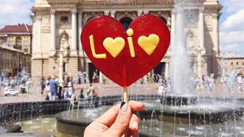 Lolipop dengan latar belakang Lviv, pusat kebudayaan Ukraina.  Foto: instagram.com/girleatworld/