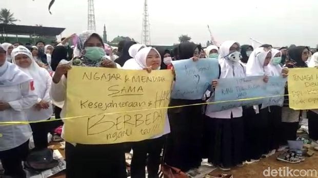 Isak Tangis Warnai Aksi Ribuan Guru Honorer di Sukabumi