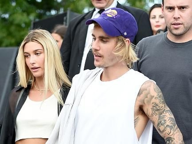 Sang penyanyi dan model itu melangsungkan secara sederhana dan tertutup, bahkan tidak ada foto pernikahan. Karena hal itu, Justin dan Hailey akan menggelar resepsi pernikahan besar-besaran. Kabarnya, mereka akan menggelar pernikahan pada 28 Februari menadatang.  Foto: Getty Images