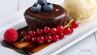 Ada dua scoop es krim vanila, blueberry, dan raspberry yang menghiasi cantiknya choco lava cake ini. Kira-kira cokelat di dalamnya tetap lumer gak ya? Foto: Instagram @furofelixphotography. Foto: Instagram