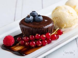 Sore Ini Enaknya Ngemil Choco Lava Cake yang Lumer Legit
