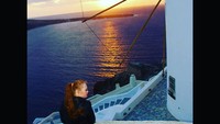 Madeline juga pernah ke Santorini, Yunani. Duh, keren banget fotonya! (madelinesmodelling_/Instagram)