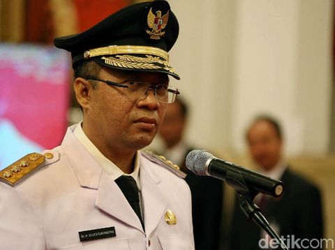 Zulkieflimansyah Dilantik Jadi Gubernur NTB Gantikan TGB Presiden Joko Widodo melantik Gubernur NTB Zulkieflimansyah dan Wakil Gubernur NTB Sitti Rohmi Djalilah di Istana Negara, Jakarta. Zulkieflimansyah menggantikan TGB.