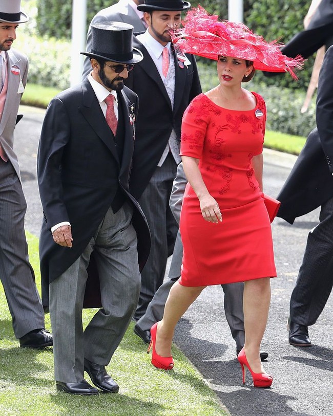 Saat mendampingi sang suami Sheikh Mohammed, Putri Haya dikenal dengan penampilannya yang simpel namun tetap chic. Seperti ketika menghadiri Royal Ascott, perlombaan berkuda para bangsawan Inggris, sang putri tampil simpel serba merah. Foto: Getty Images