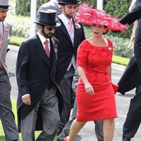 Saat mendampingi sang suami Sheikh Mohammed, Putri Haya dikenal dengan penampilannya yang simpel namun tetap chic. Seperti ketika menghadiri Royal Ascott, perlombaan berkuda para bangsawan Inggris, sang putri tampil simpel serba merah. Foto: Getty Images