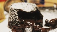 Meski terlihat sederhana, choco lava cake buatan @der_kulinarische_donnerstag tetap menggugah selera. Terutama dengan lelehan cokelat dan taburan gula halus di atasnya. Foto: Instagram