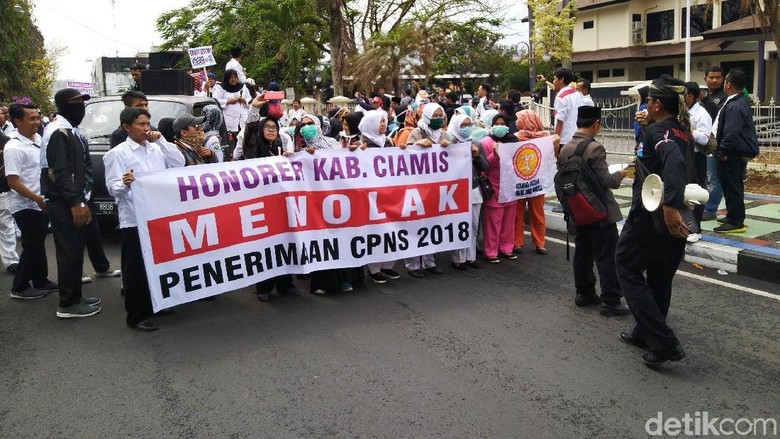 Ratusan Tenaga Honorer di Ciamis Demo Tolak Penerimaan CPNS Ratusan Tenaga Honorer di Ciamis Demo Tolak Penerimaan CPNS