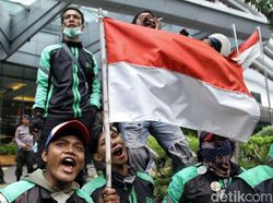 Ratusan Driver Ojek Online Geruduk Kantor Grab