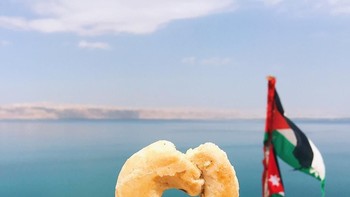 Kue Maamoul dengan latar belakang Laut Mati di Yordania. Foto: instagram.com/girleatworld/