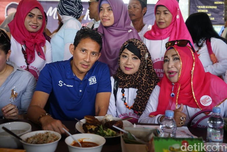 Sandiaga Temui Ibu yang Tercebur ke Sungai Kapuas Saat Sambut Dirinya Sandiaga Temui Ibu yang Tercebur ke Sungai Kapuas Saat Sambut Dirinya
