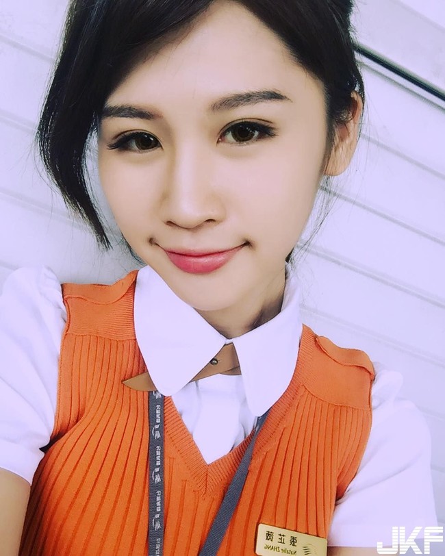 Kenalan dengan Chang Pee, karyawan wanita yang bertugas di kereta kecepatan tinggi Taiwan. Foto: Istimewa