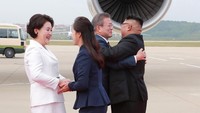 Keduanya kemudian berpelukan. Ini merupakan pertemuan ketiga Kim Jong un dan Presiden Moon (Foto: Dok. KCNA/via REUTERS)