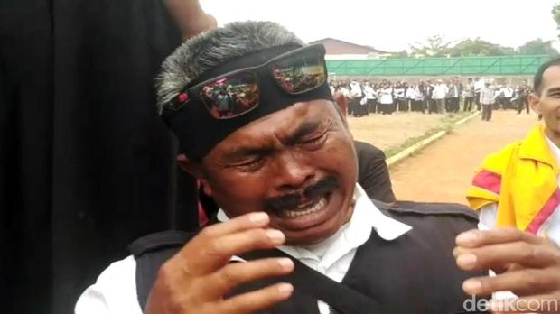 Isak Tangis Warnai Aksi Ribuan Guru Honorer di Sukabumi