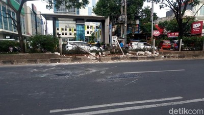 TKP Mobil Brimob Terguling di Jalan Margonda