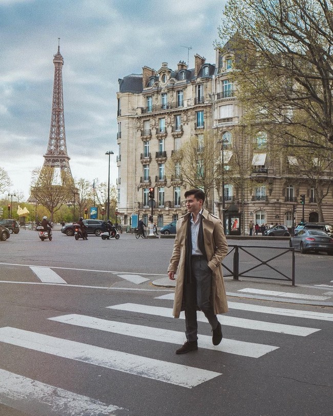 Gaya liburan Dimash di Paris. Tetap menggunakan setelan jas dan coat. Foto: Instagram