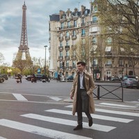 Gaya liburan Dimash di Paris. Tetap menggunakan setelan jas dan coat. Foto: Instagram