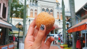 Onde-onde dengan latar belakang Masjid Sultan di Kampong Glam, Singapura. Foto: instagram.com/girleatworld/