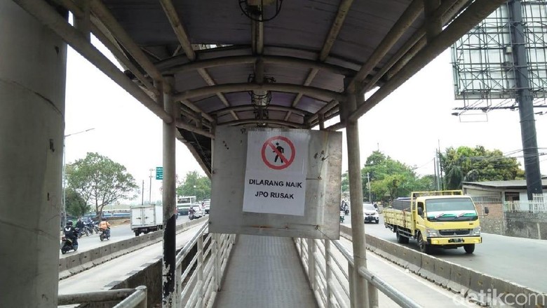 Warga Curhat Lambannya Perbaikan JPO Jembatan Gantung di Daan Mogot Warga Curhat Lambannya Perbaikan JPO Jembatan Gantung di Daan Mogot