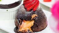 Tidak hanya cokelat, ternyata choco lava cake juga enak dicampur dengan lelehan karamel. Perpaduan cokelat dan karamel yang lumer, semakin enak dicicip dengan irisan strawberry segar. Foto: Instagram @synthiatjipto.