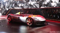 Monza SP2 memiliki tambahan layar pelindung dan roll-bar kedua. Jadi penumpangnya bisa merasakan sensasi berkendara seperti halnya si pengendara. Pool/Ferrari.