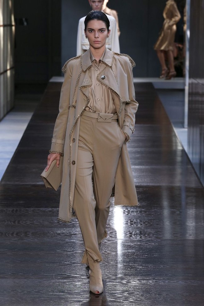 Kendall Jenner absen di New York Fashion Week, dan kini memulai debutnya sebagai model di fashion show Burberry, London Fashion Week. Foto: Dok. Instagram