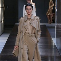 Kendall Jenner absen di New York Fashion Week, dan kini memulai debutnya sebagai model di fashion show Burberry, London Fashion Week. Foto: Dok. Instagram