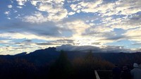 Jalurnya menaiki Pegunungan Alishan, ketika kereta lewat penduduk desa akan melambaikan tangan pada penumpangnya. Pemandangan sunrise dari Chushan (Alishan Forest Railway and Cultural Heritage Office/CNN Travel)