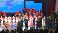 Kemeriahan penyambutan Presiden Korea Selatan pun berlanjut dengan diadakannya pertunjukkan meriah yang diisi oleh banyak artis dan seniman kebanggaan Korea Utara. KCNA/via Reuters.
