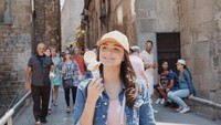 Walau mengenakan jaket jeans dan topi, ia tetap terlihat manis. Semanis sajian favorit yang sedang ia lahap itu. Kali ini, ia sedang berada di Barcelona, Spanyol. Foto: Instagram amandarawles