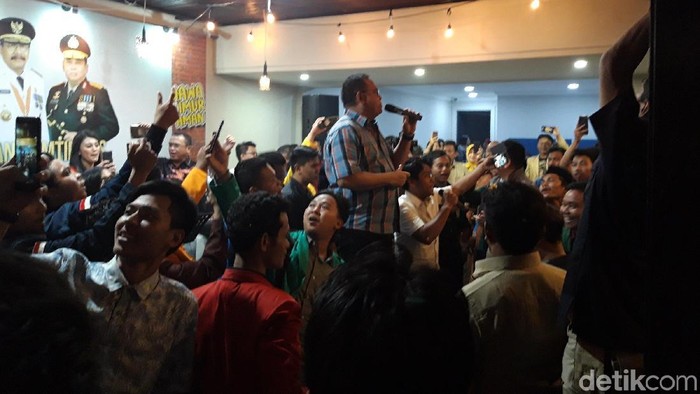 Gaya Kapolda Jatim Saat Asyik Bernyanyi, Penonton Sibuk Berswafoto