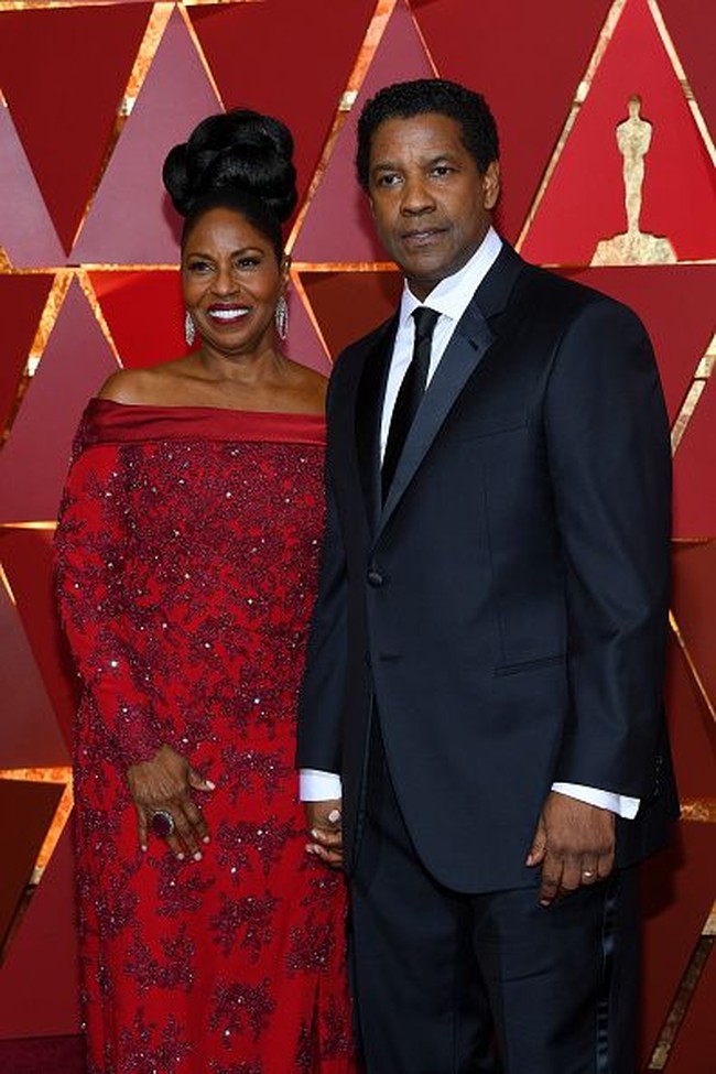 Denzel Washington dan istrinya Pauletta adalah salah satu pasangan Hollywood yang bisa mempertahankan pernikahan. Keduanya sudah menikah selama lebih dari 35 tahun. Punya wajah yang serupa seperti saudara menjadi bukti bahwa jodoh itu mirip. Foto: Getty Images