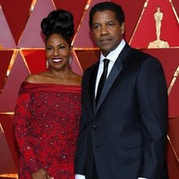 Denzel Washington dan istrinya Pauletta adalah salah satu pasangan Hollywood yang bisa mempertahankan pernikahan. Keduanya sudah menikah selama lebih dari 35 tahun. Punya wajah yang serupa seperti saudara menjadi bukti bahwa jodoh itu mirip. Foto: Getty Images