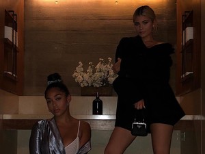 Gaya Kylie Jenner & Sahabat Pakai Boots Mahal Vs Murah, Siapa Lebih Keren?