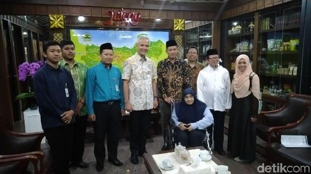 Mahasiwa Unissula Bikin Gelang Salat Berjamaah untuk Tuna Rungu