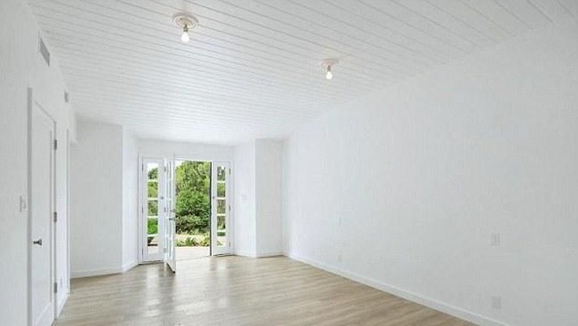 Bagian outdoor menawarkan pemandangan alam yang cantik dan memanjakan mata. Cocok untuk bersantai sejenak dari rasa penat. Foto: Dok. Guest of a Guest/ MLS