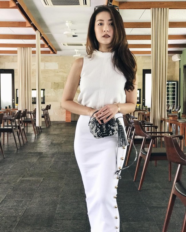 Dalam kesehariannya, Silvia Siantar selalu terlihat stylish dengan busana-busana dari labelnya, Poise24. Seperti di foto ini, Silvia memakai busana serba putih dari Poise24 yang dipadukannya dengan aksesori tas mini dari YSL. Foto: Instagram @ silviasiantar