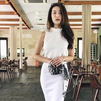 Dalam kesehariannya, Silvia Siantar selalu terlihat stylish dengan busana-busana dari labelnya, Poise24. Seperti di foto ini, Silvia memakai busana serba putih dari Poise24 yang dipadukannya dengan aksesori tas mini dari YSL. Foto: Instagram @ silviasiantar