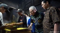 Menteri Perdagangan (Mendag) Enggartiasto Lukita sore ini mengunjungi pabrik tahu tempe milik Primer Koperasi Tahu-Tempe Indonesia (Primkopti) di Kalideres Jakarta Barat.