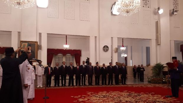 Gubernur NTB Zulkieflimansyah diambil sumpah jabatan.