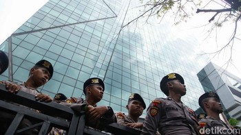 Ratusan polisi telah bersiap untuk melakukan pengamanan. Mereka bersiaga sejak pukul 11.00 WIB.